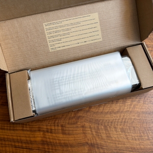 Der geöffnete Karton vom Amazon-Basics-Thermo-Laminiergerät von oben