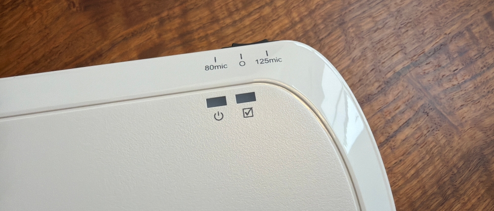 Zwei Lampen auf dem Amazon-Basics-Thermo-Laminiergerät