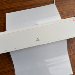 Ein Blatt wird mit dem Amazon-Basics-Thermo-Laminiergerät laminiert