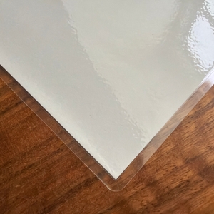 Eine Kante an einem mit dem Amazon-Basics-Thermo-Laminiergerät laminierten Blatt