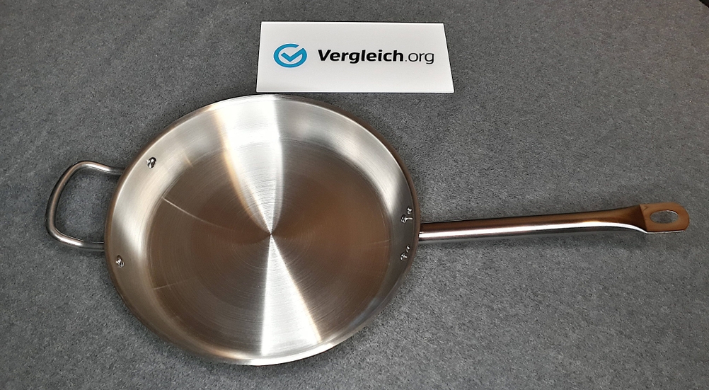 Edelstahlpfanne im Test: Edelstahlpfanne ist auf einer grauen Arbeitsfläche