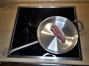 Edelstahlpfanne im Test: ein Steak wird gebraten
