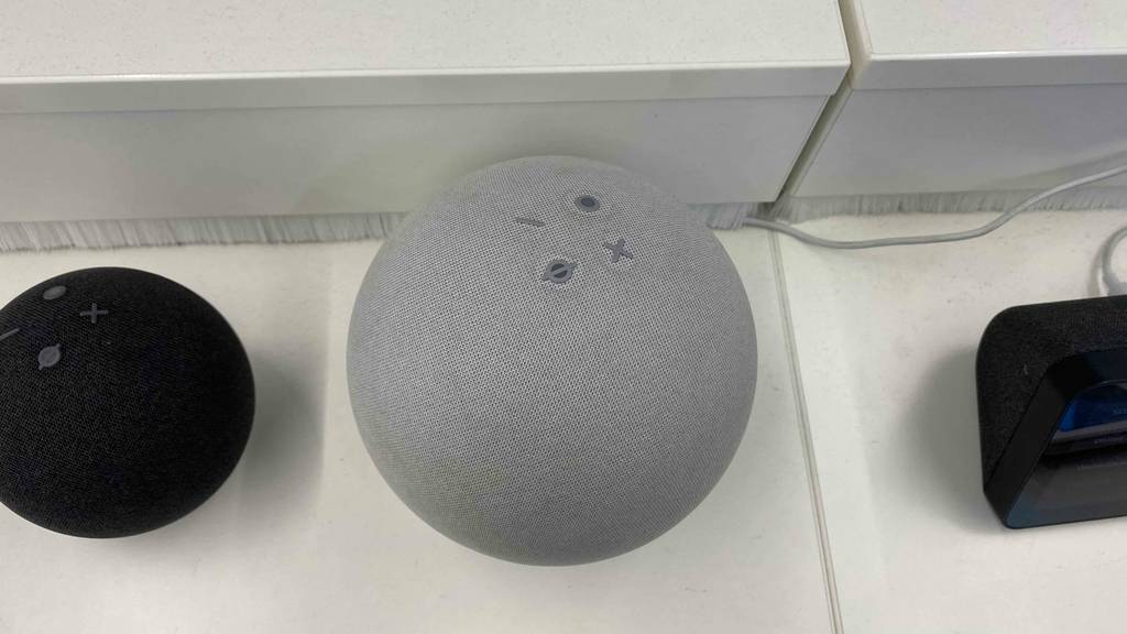 Amazon-Echo im Test: Ein Gerät von oben betrachtet steht auf weißer Fläche neben anderen.
