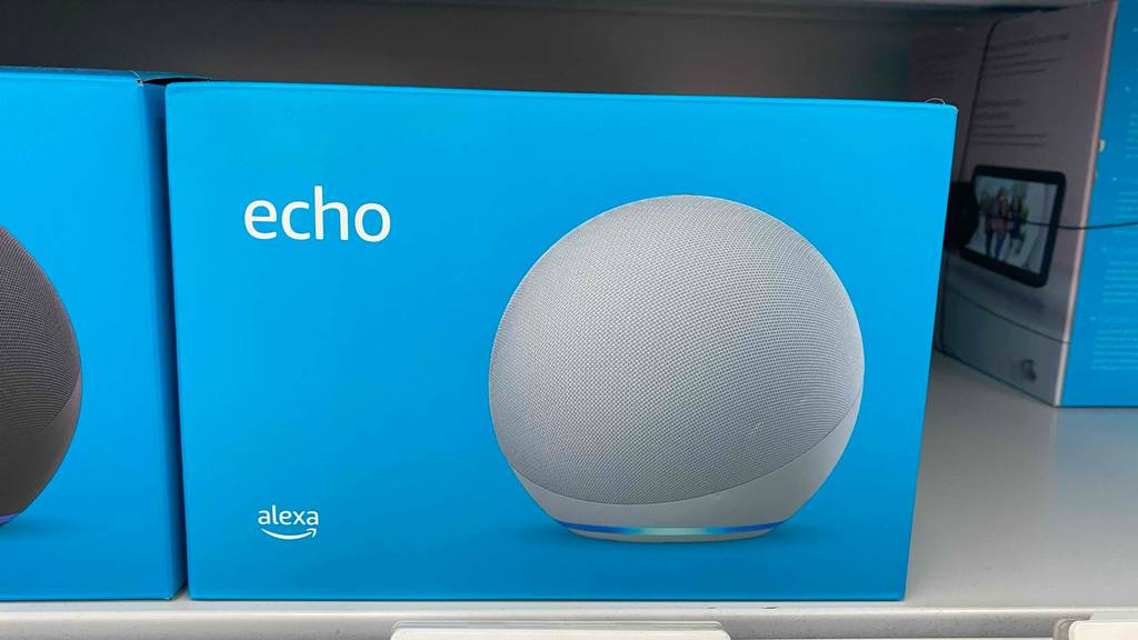 Amazon-Echo im Test: mehrere verpackte Geräte stehen in einem Regal.