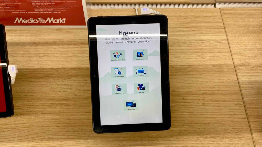 Im Test: ein 8-Zoll-Tabletfire HD 8 liegt eingeschaltet auf einem Holztisch im Verkauf.