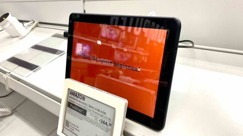 8-Zoll-Tablet im Test: ein eingeschaltetes Amazon Modell mit rotem Display und der Aufschrift 