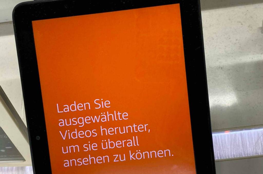 Amazon-Fire Tablet hd-8 getestet: Der Hintergrund des Bildschirms ist orange.