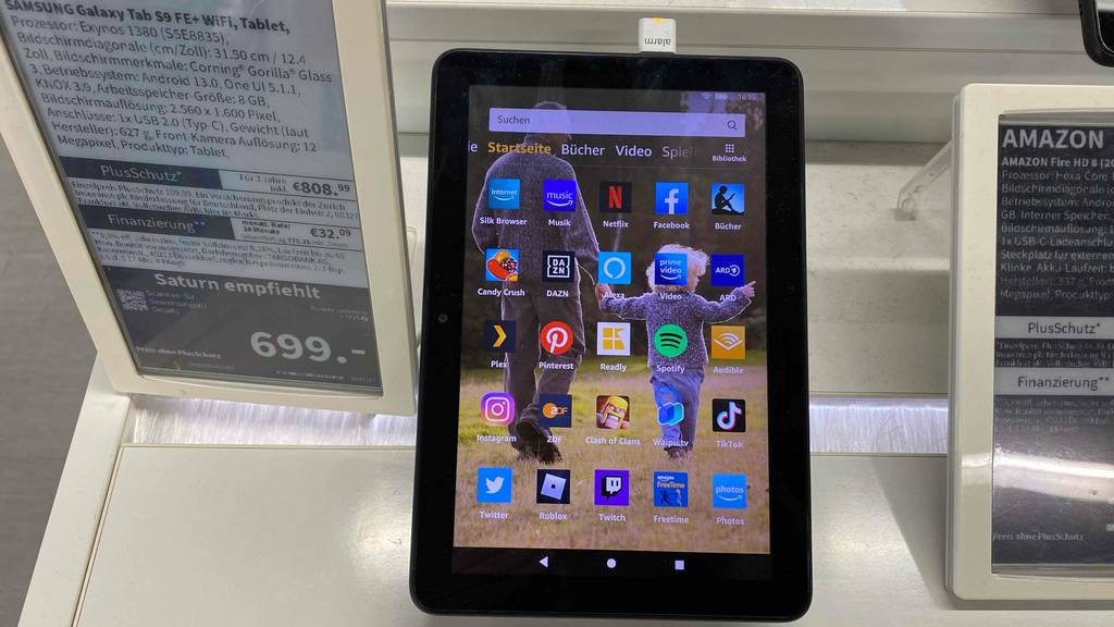 Amazon-Fire Tablet hd-8 im Test: Tablet steht neben einem Preisschild.