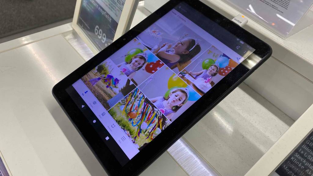 Auf dem getesteten Amazon-Fire Tablet hd-8 sind Bilder eines Kindergeburtstags zu sehen.