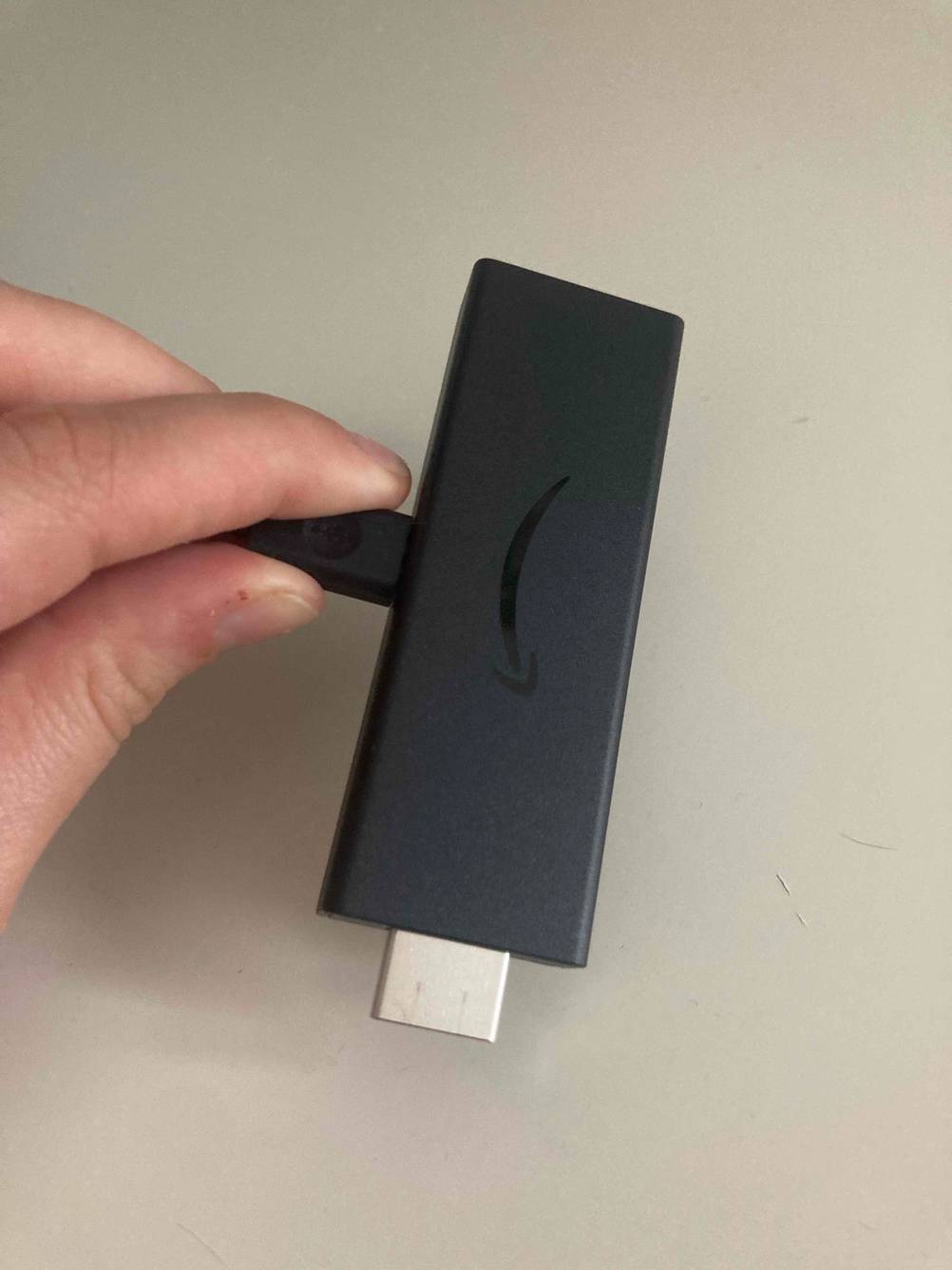 Eine Hand hält einen USB-Stick von einem getesteten Amazon-Fire-TV.