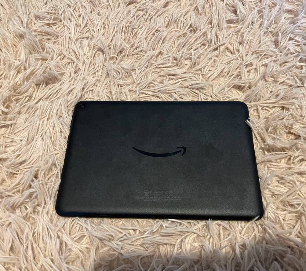 Im Test: Rückseite des Kinder-Tablets mit Logo auf einer hellen Fläche.