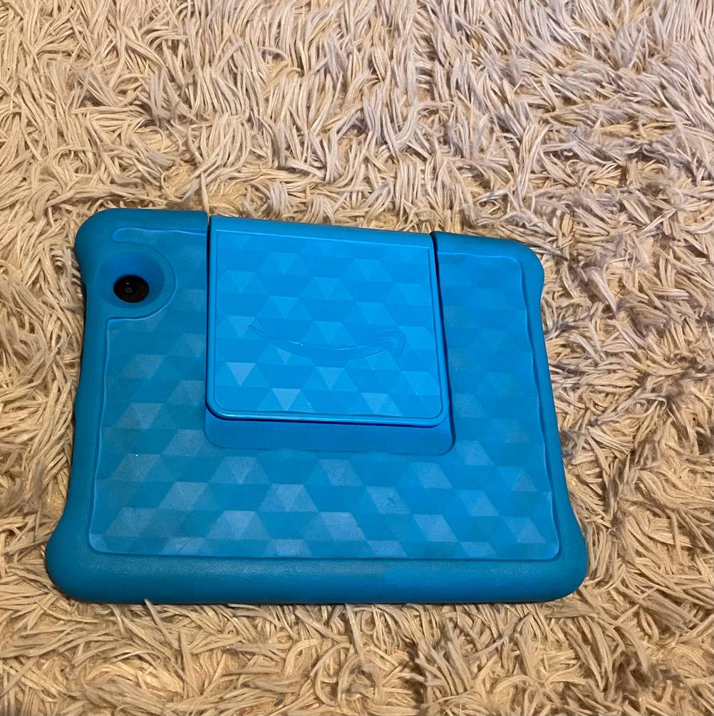 Kinder-Tablet getestet: Die Rückseite der Hülle auf einem hellen Stoff.