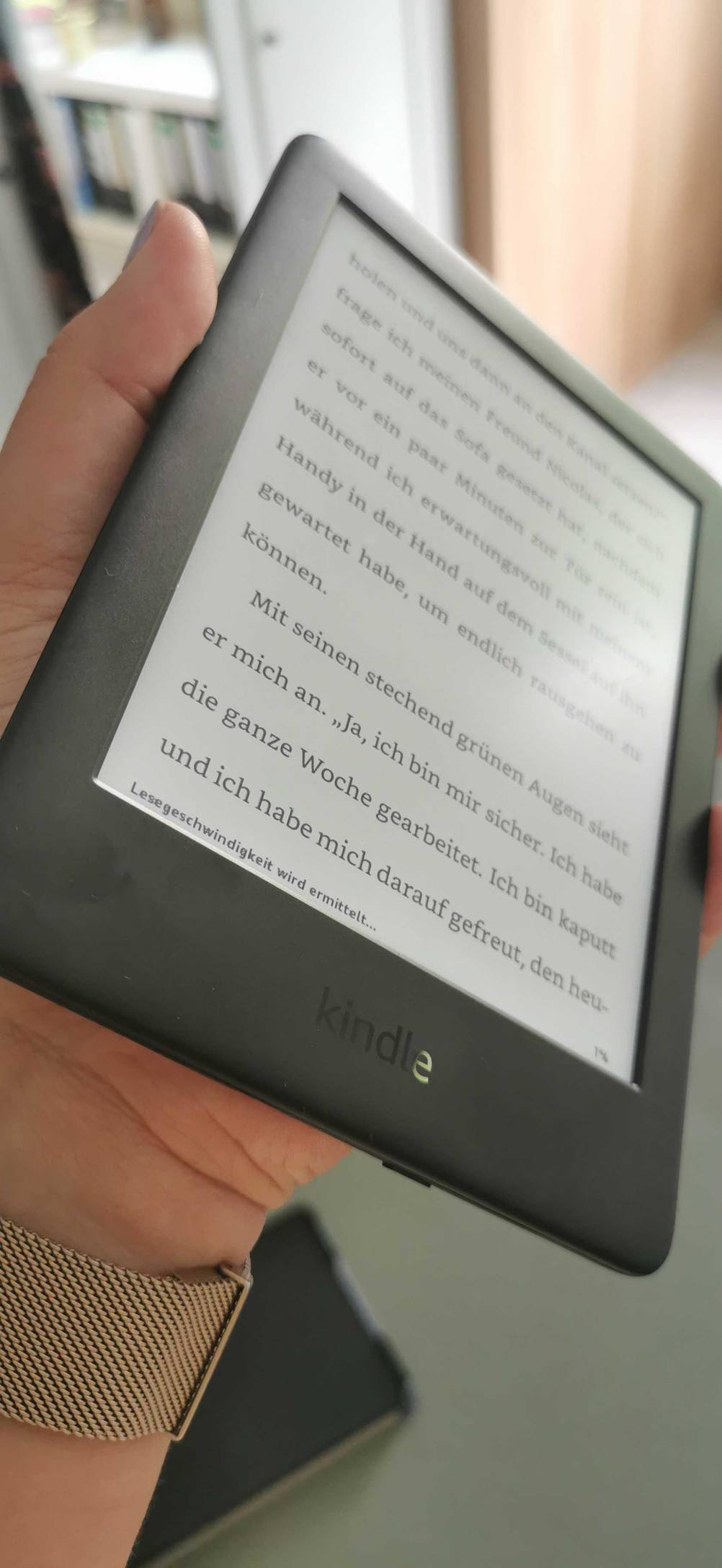 Eine Hand hält einen getesteten Amazon-Kindle der angeschaltet ist.