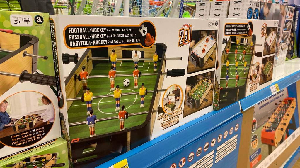 Tischkicker im Test: Mehrere verpackte Geräte in unterschiedlichen Ausführungen stehen über- und nebeneinander im Regal.
