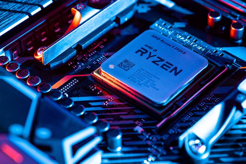 Asus-ROG-Laptops im Test: Nahaufnahme einer AMD-Ryzen-CPU unter Schwarzlicht.