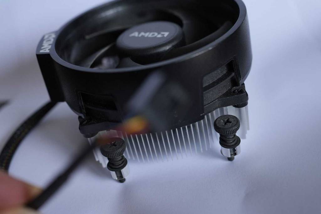 CPU-Kühler im Test: Detailansicht von der Seite mit Blick auf die Schrauben.