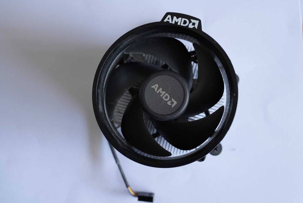 Ein CPU-Kühler liegt zum Testen auf einer weißen Fläche.