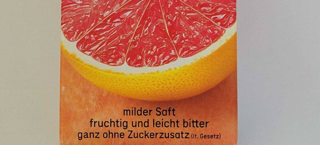 Detailansicht der mit einer halben Grapefruit bedruckten Verpackung eines Grapefruit-Saftes im Test.