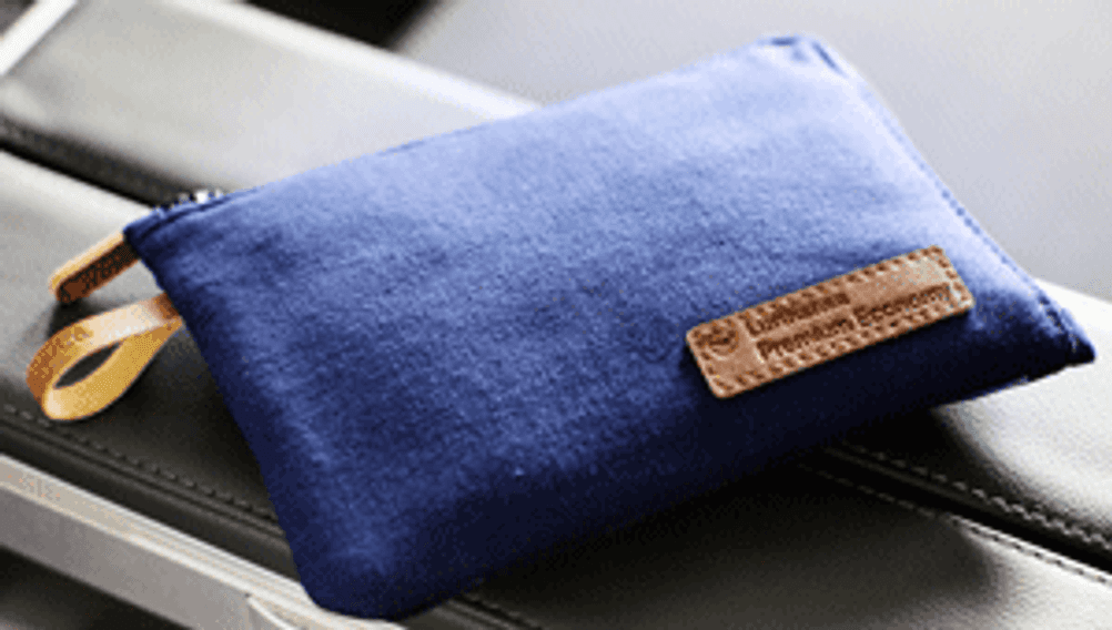 Ein amenity kit mit Reiseutensilien wie hier von Lufthansa gehört standardmäßig zur Premium Economy.