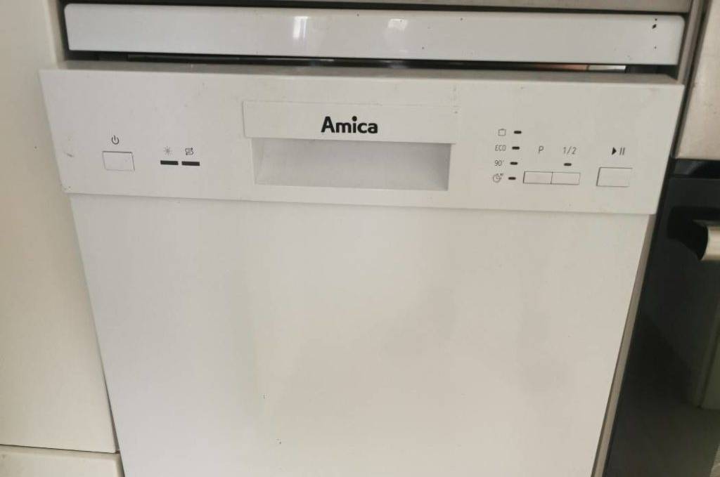 Im Test: Geschirrspüler (45 cm Breite) von Amica in Weiß steht freistehend und geschlossen in eine Küchenzeile integriert.