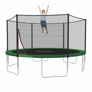 Ein Gartentrampolin mit Netz von Ampel24 mit springendem Kind.