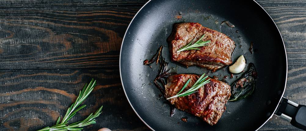 AMT-Pfanne-Test: Beim Braten mit einer Pfanne aus dem Hause AMT Gastroguss entstehen schmackhafte Röstaromen. 
