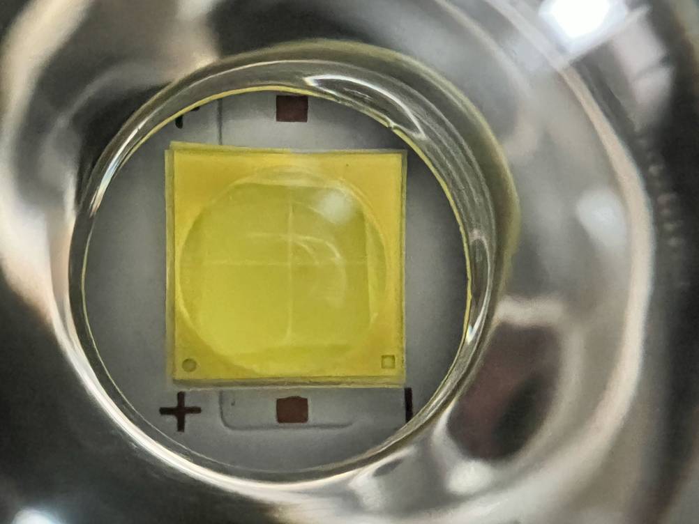 Nahaufnahme vom gelben LED einer Taschenlampe mit 10.000 Lumen im Test.