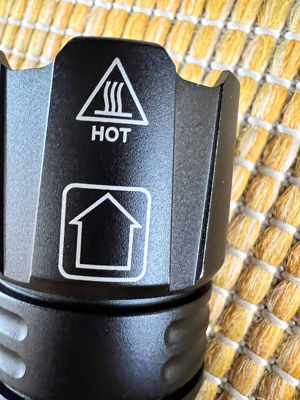 Detailansicht des oberen Teils mit Zoomvorrichtung einer schwarzen LED-Taschenlampe 10.000 Lumen im Test.