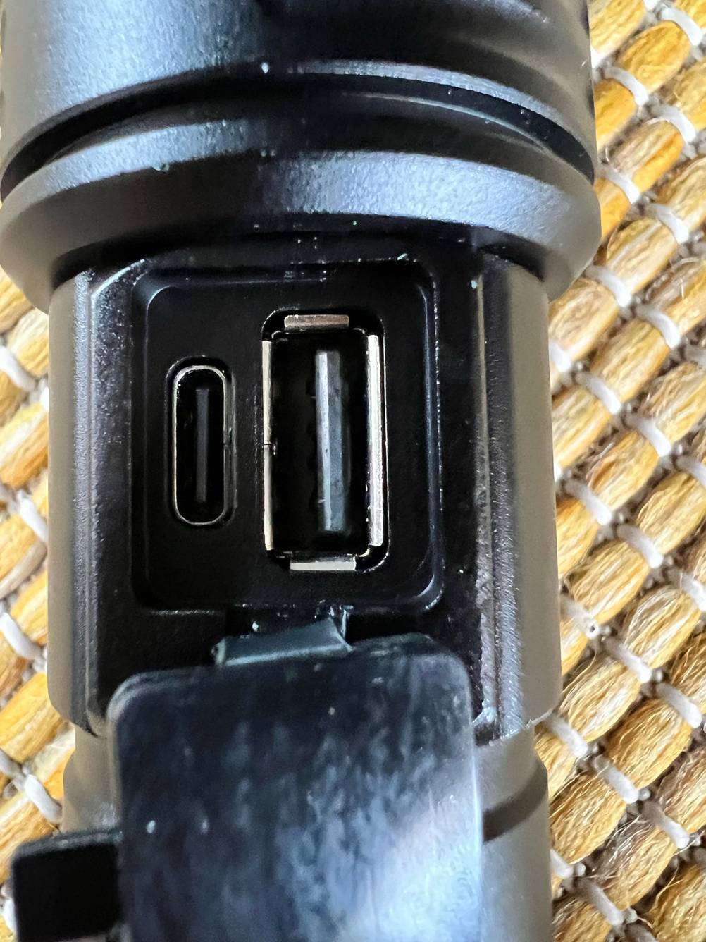 Detailansicht der Anschlussbuchsen einer getesteten Taschenlampe mit 10000 Lumen.
