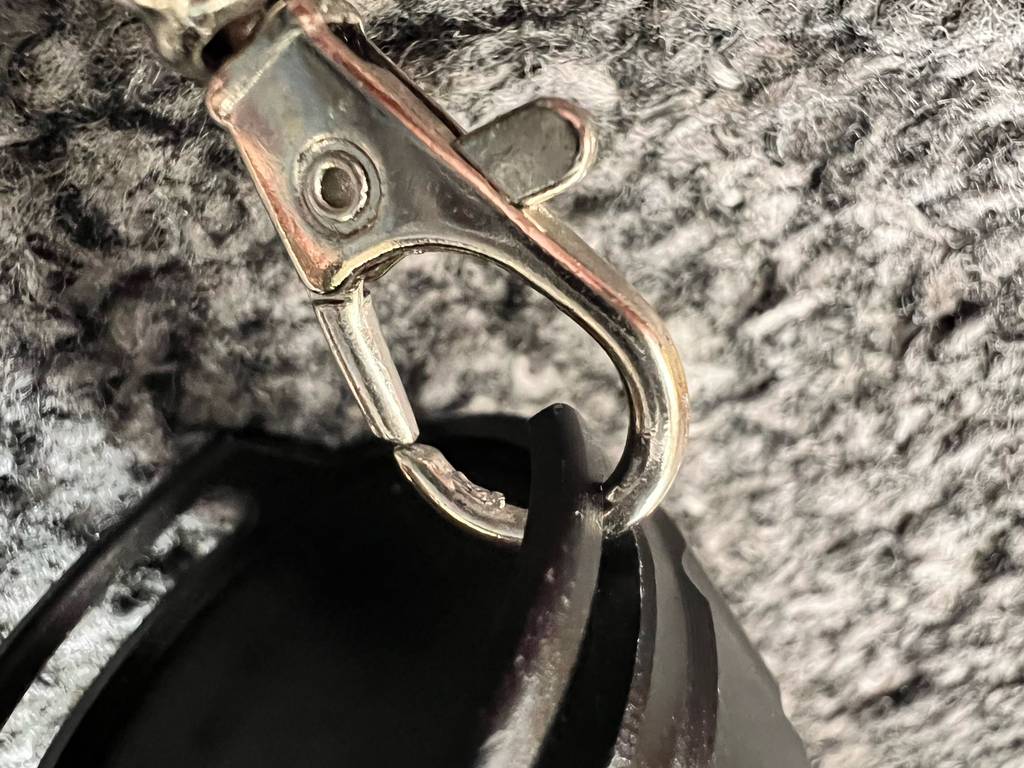 Taschenlampe 10000 Lumen getestet: Detailansicht des Karabinerhakens zur Hängeaufbewahrung.