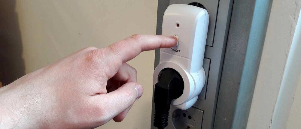 Finger schaltet eine arendo-Funksteckdose aus