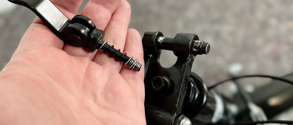 Das Bild zeigt ein beschädigtes Gewinde an der Lenkerklemmung des Anakon Tender. Die schwarze Lackierung ist rund um das Gewinde abgeplatzt.