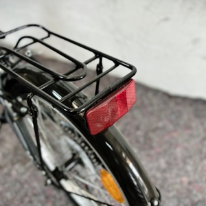 Das Rücklicht des Anakon Tender ist am Gepäckträger befestigt. Es handelt sich um einen roten Reflektor ohne aktive Beleuchtung.