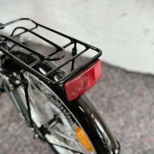 Das Rücklicht des Anakon Tender ist am Gepäckträger befestigt. Es handelt sich um einen roten Reflektor ohne aktive Beleuchtung.