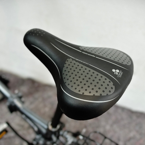 Zu sehen ist der montierte Sattel des Anakon Tender aus der Seitenperspektive. Die Oberfläche ist gepolstert und punktuell strukturiert.