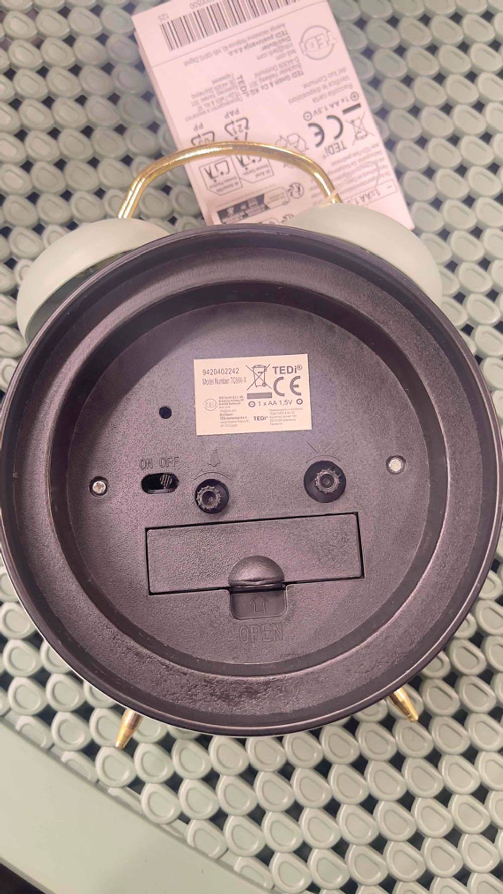 Analog-Wecker getestet: Nahaufnahme der Rückseite.