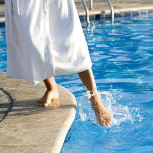 analoger-pooltester-im-wasser