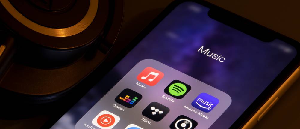 Musik-Streaming-Test: Auf einem Smartphone ist der Startbildschirm mit verschiedenen Musik-Streaming-Apps geöffnet.