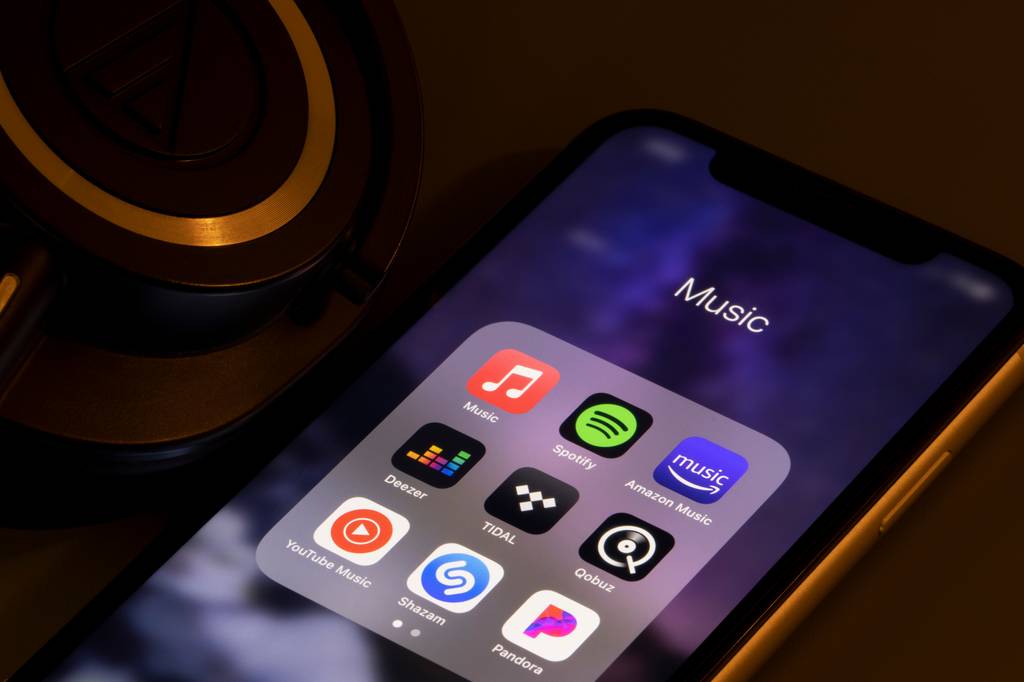 Auf einem Smartphone ist der Startbildschirm mit verschiedenen Musik-Streaming-Apps geöffnet