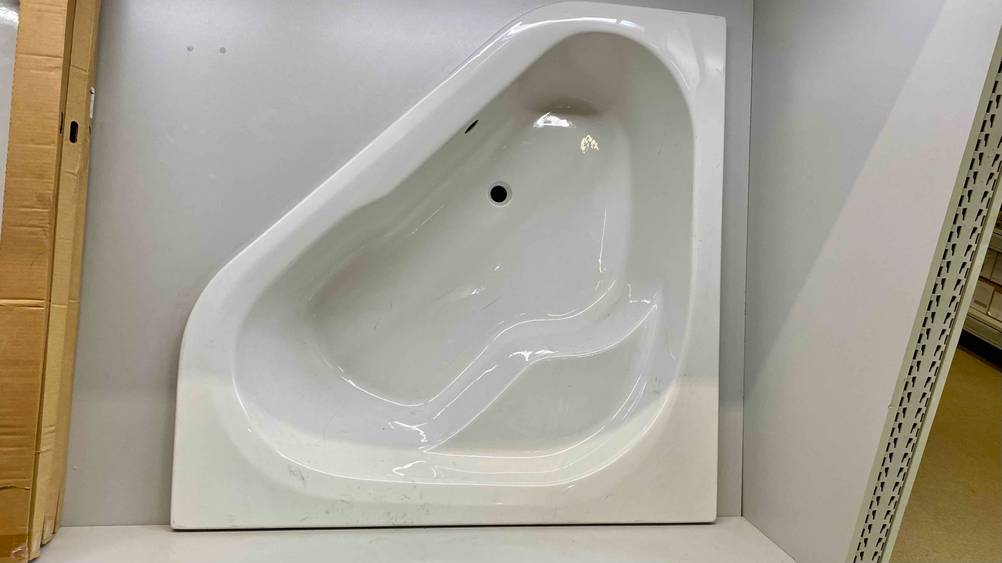 Getestete Eckbadewanne hat ein helles Design.