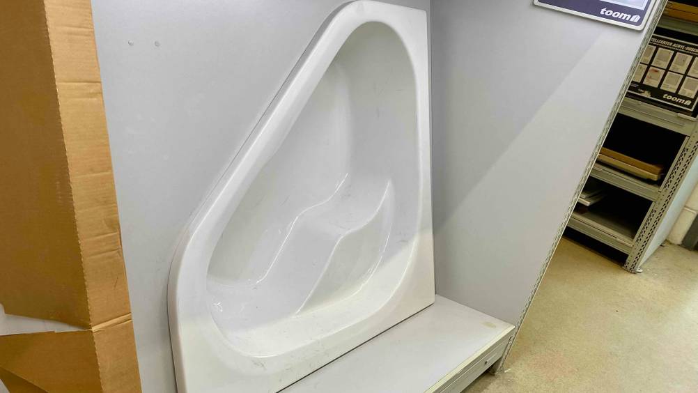 Eckbadewanne im Test: Badewanne ist in eine Wand integriert.