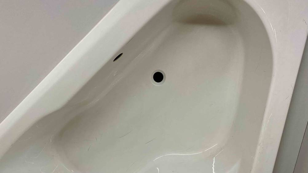 Getestete Eckbadewanne ist aus der Vogelperspektive zu sehen.