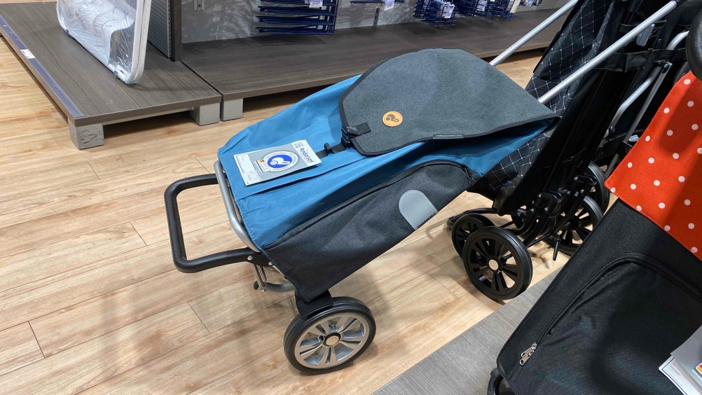 Einkaufstrolley getestet: Ein Produkt lehnt an einem anderen Trolley in einem Verkaufsladen.