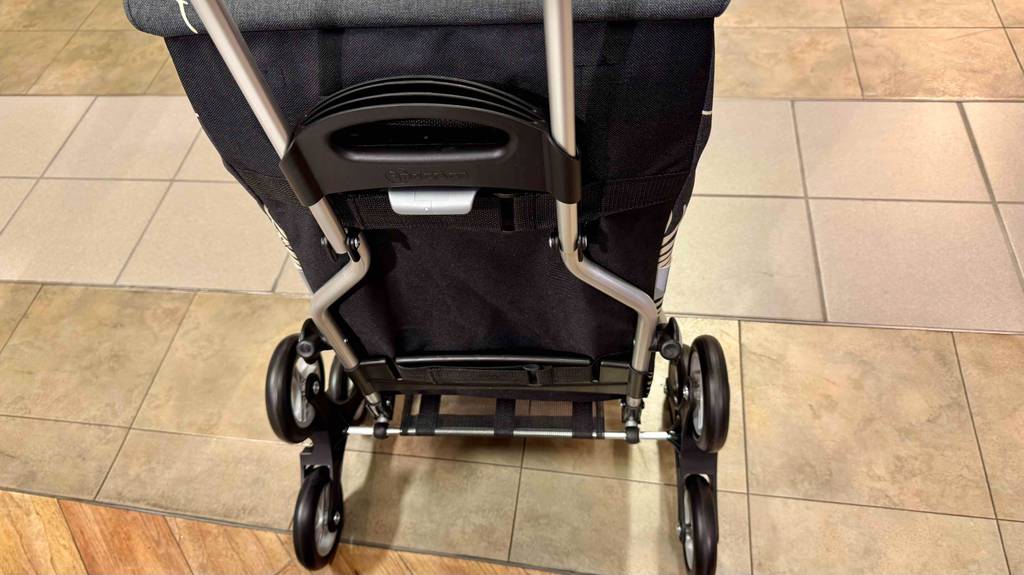 Ein getesteter Treppensteiger-Einkaufstrolley, mit Fokus auf den Steigmechanismus, inklusive dreier Räder pro Seite.