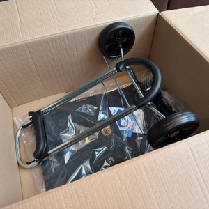 Der geöffnete Karton des Andersen Scala Shopper Hera.