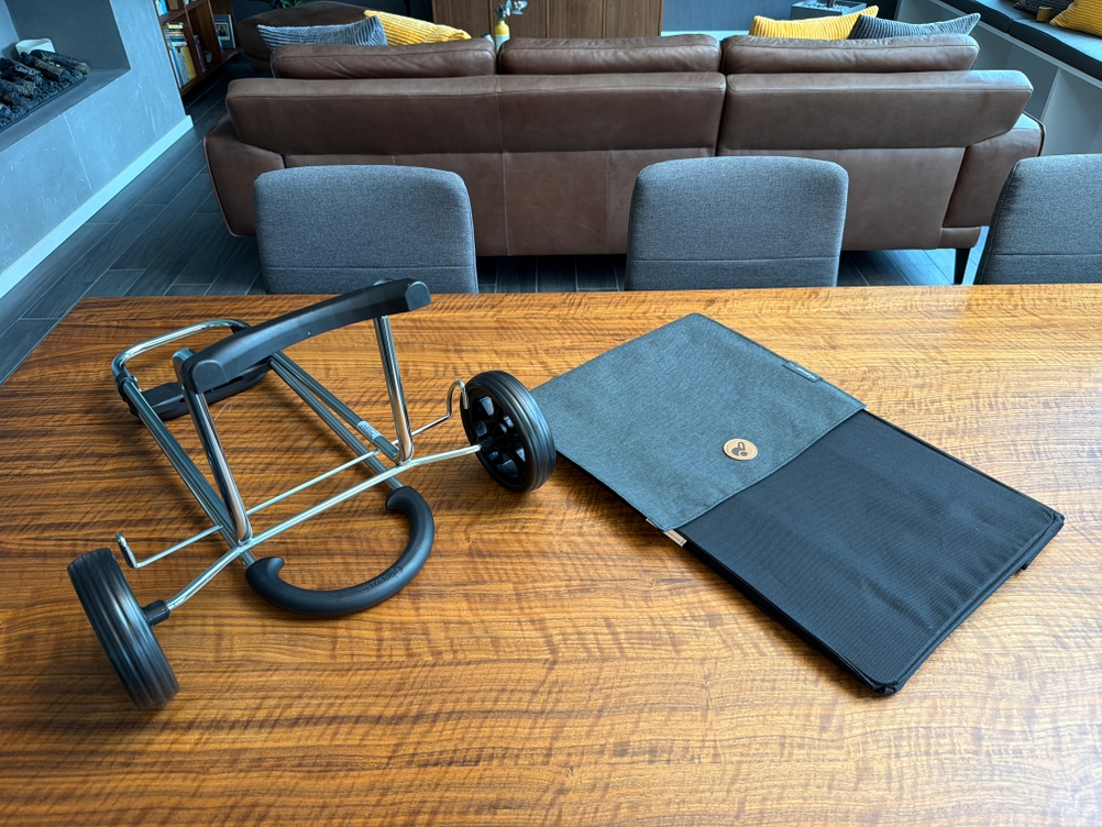 Der Lieferumfang des Andersen Scala Shopper Hera liegt auf einem Tisch.