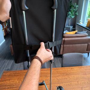 Der Behälter wird auf das Gestell des Andersen Scala Shopper Hera geschoben.