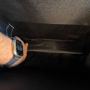 Eine Hand legt einen Boden in den Andersen Scala Shopper Hera.