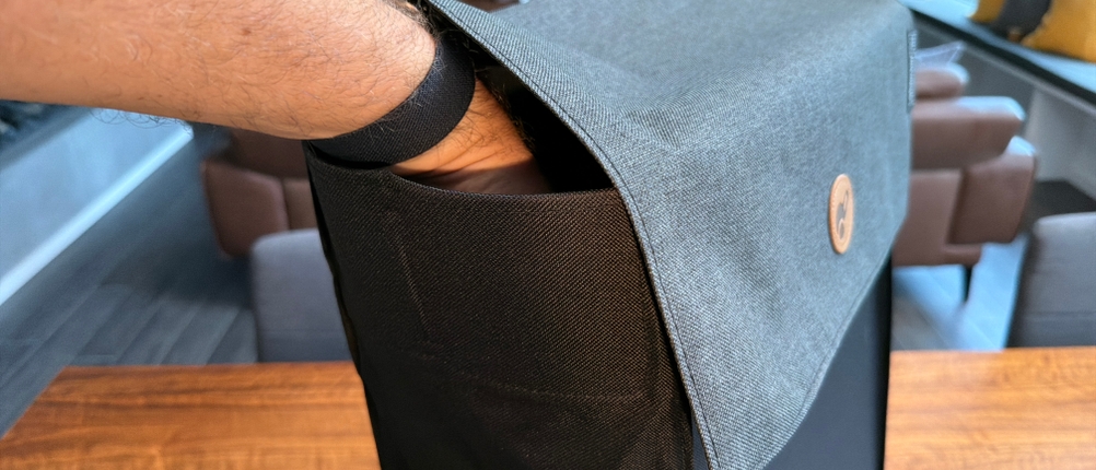 Eine Hand fasst in den Innenraum des Andersen Scala Shopper Hera.