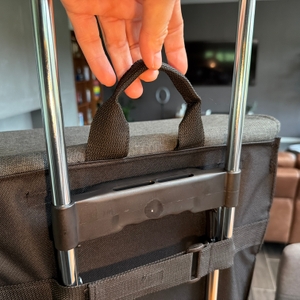 Eine Hand hält den Tragegriff des Andersen Scala Shopper Hera.